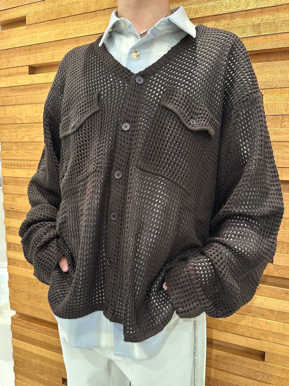 ホワイト系のシャツ/ブラウス、ブラウン系のカーディガン/ボレロ、ホワイト系のその他パンツを着用したメンズの夏コーディネートの3枚目の写真