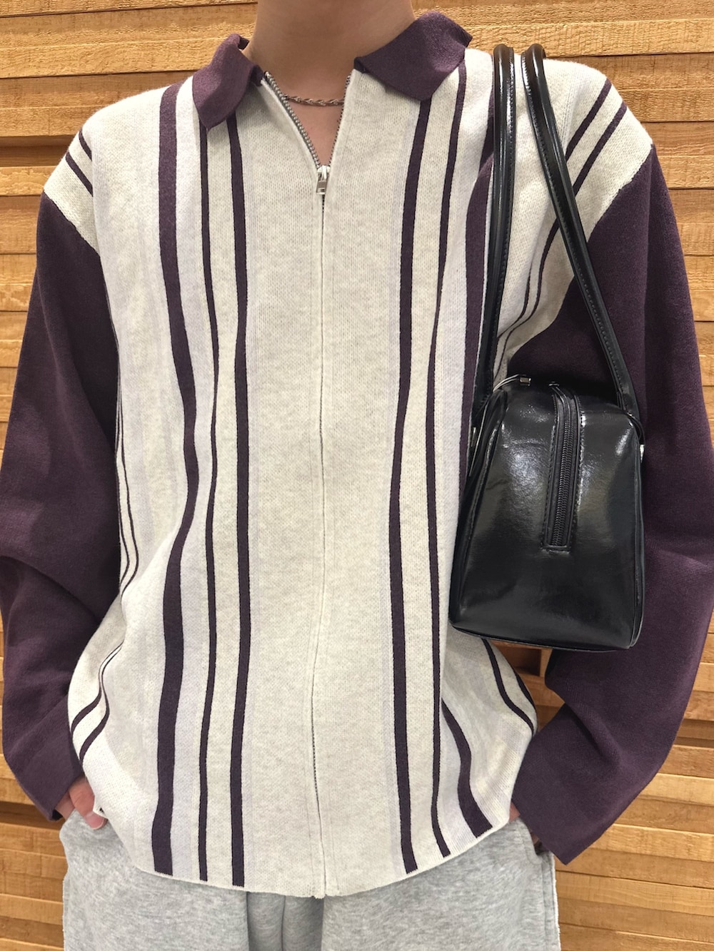 ホワイト系のニット/セーター、ブラック系のボストンバッグ、グリーン系のその他パンツを着用したメンズの秋コーディネートの4枚目の写真