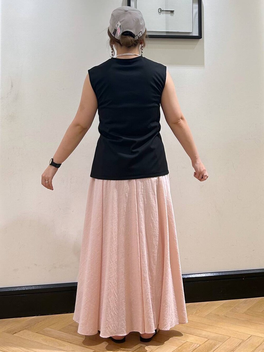 ブラウン系のサンダル、ブラック系のTシャツ/カットソー、ピンク系のスカートを着用したレディースの夏コーディネートの4枚目の写真