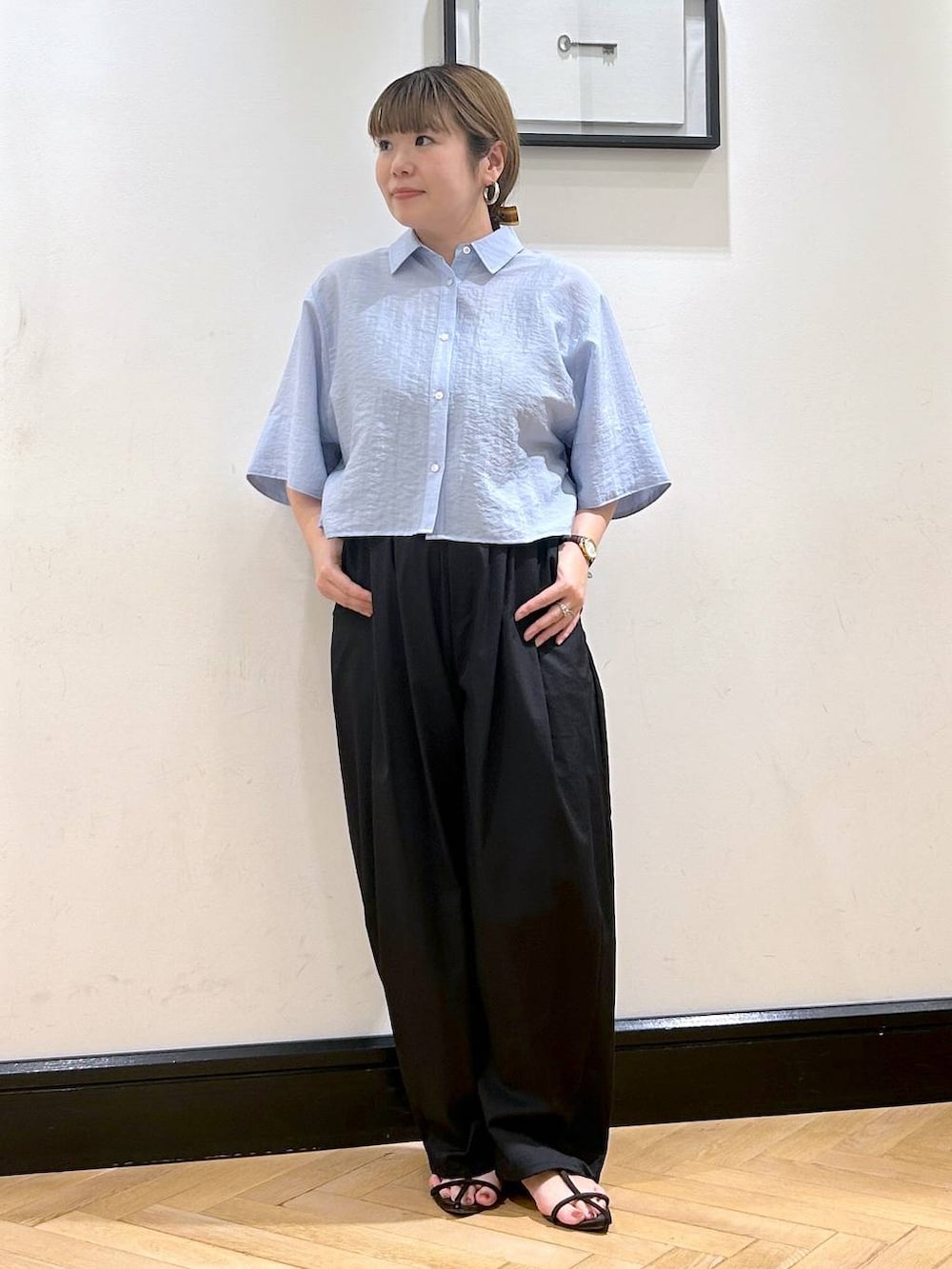 「apart by lowrys、ベーシック/シンプル、夏コーデ、シャツ、パンツ、サンダル、カジュアル、カジュアルコーデ、お仕事コーデ_apart by lowrys、ナチュラル、きれいめ」｜「A part byのクロスフラットサンダル（サンダル、ブラウン系）」を使った、seさん（レディース・157cm）の夏コーディネートの5枚目の写真