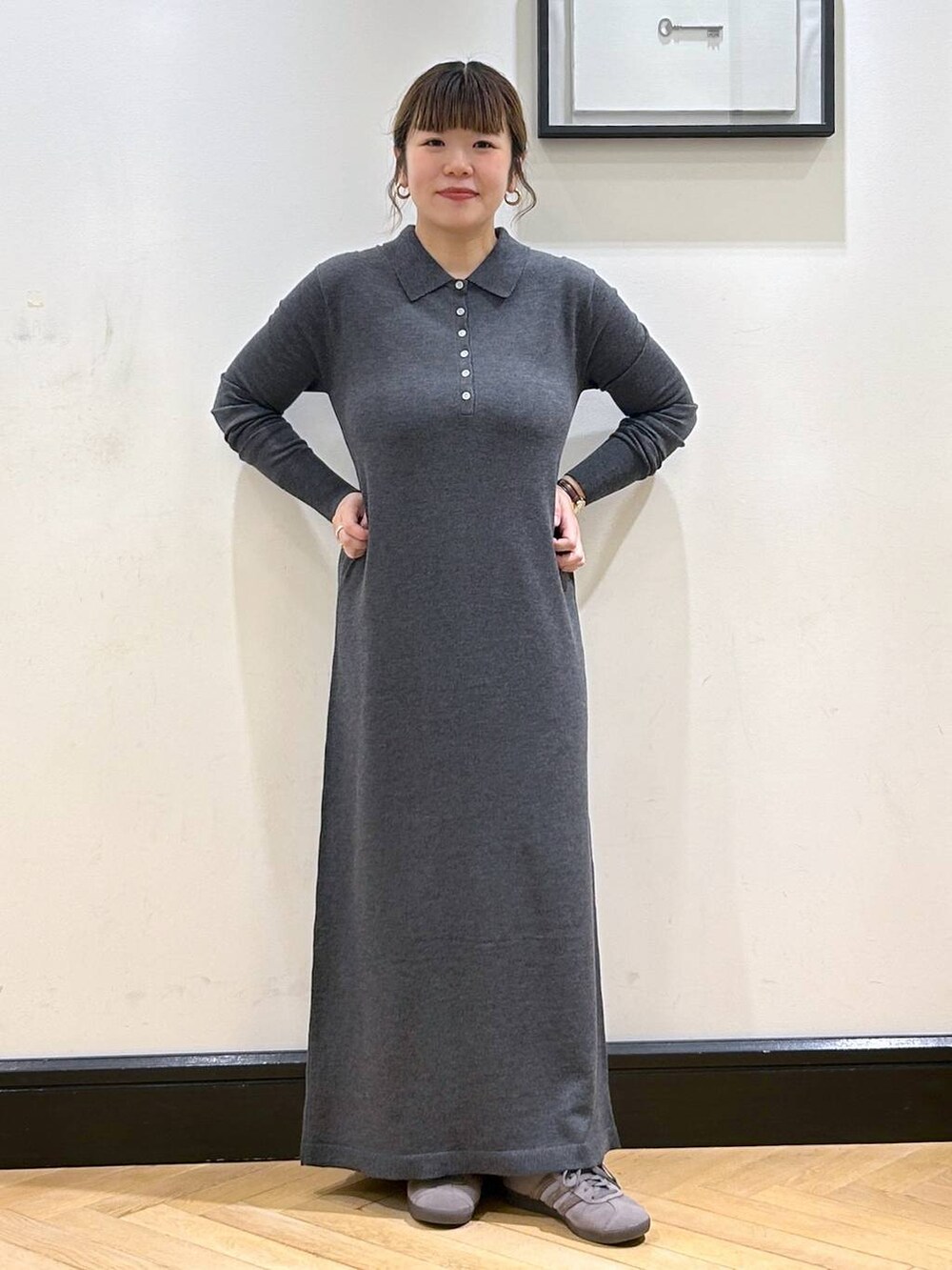 グレー系のスニーカー、ホワイト系のトートバッグ、グレー系のワンピースを着用したレディースの秋コーディネートの7枚目の写真