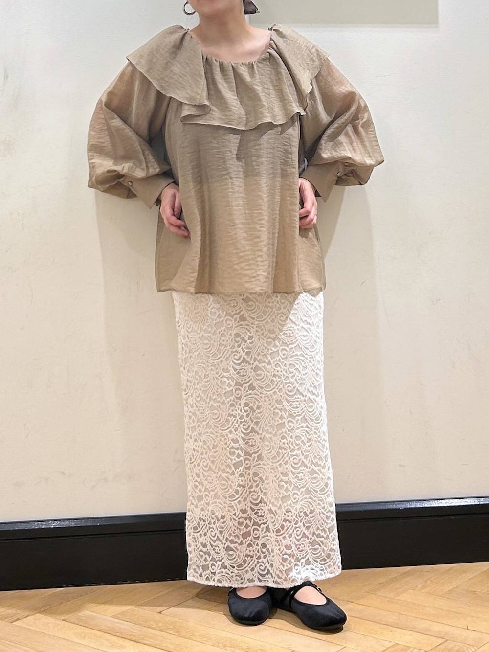 ホワイト系のスカート、ブラック系のバレエシューズを着用したレディースの秋コーディネートの8枚目の写真