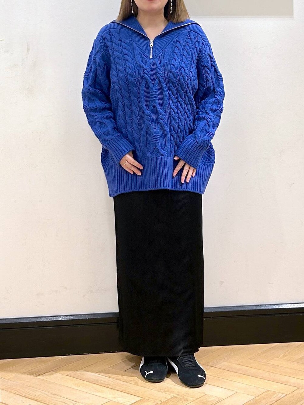 ブラック系のスニーカー、ブラック系のスカートを着用したレディースの冬コーディネートの3枚目の写真