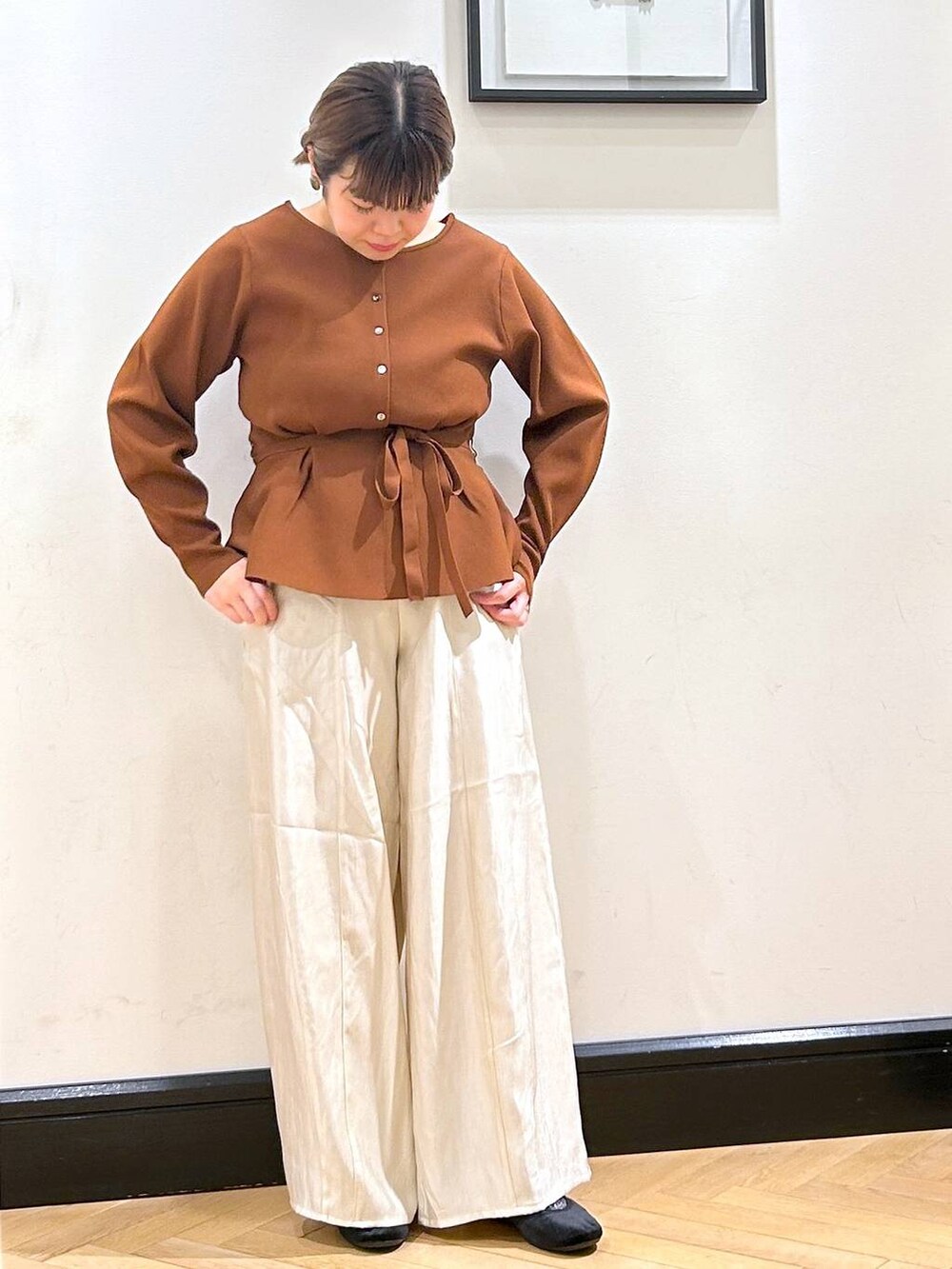 ホワイト系のその他パンツ、ブラック系のバレエシューズ、ブラウン系のカーディガン/ボレロを着用したレディースの秋コーディネートの8枚目の写真