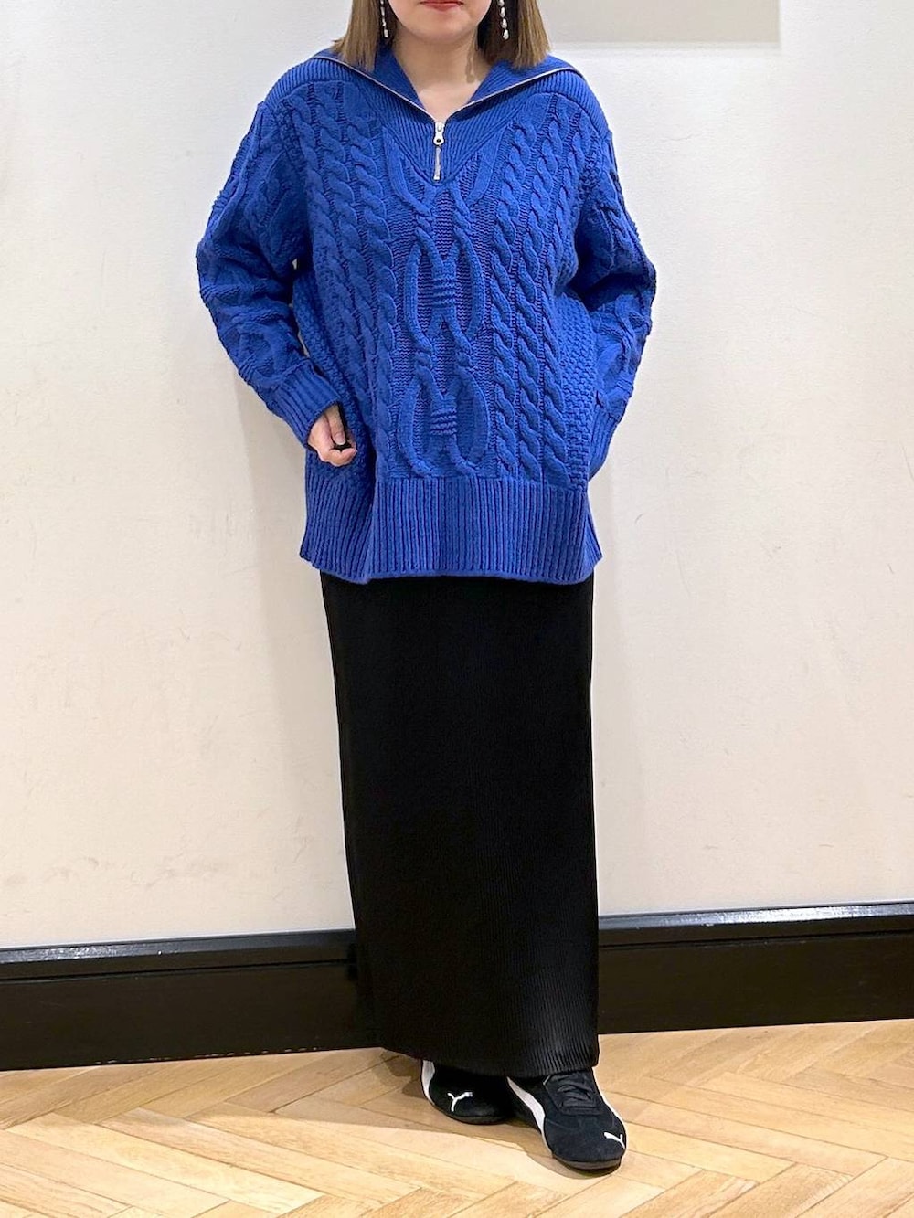 ブラック系のスニーカー、ブラック系のスカートを着用したレディースの冬コーディネートの7枚目の写真