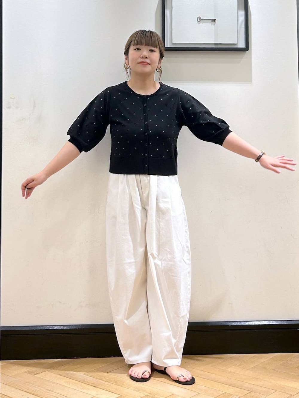 「ナチュラル、きれいめ、apart by lowrys、夏コーデ、カーディガン、ニット、接触冷感、パンツ、サンダル、お仕事コーデ_apart by lowrys、カジュアル」｜「A part byの【セレクト】NICOLAS LAINAS_メタルポイントサンダル（サンダル、ブラック系）」を使った、seさん（レディース・157cm）の夏コーディネートの4枚目の写真