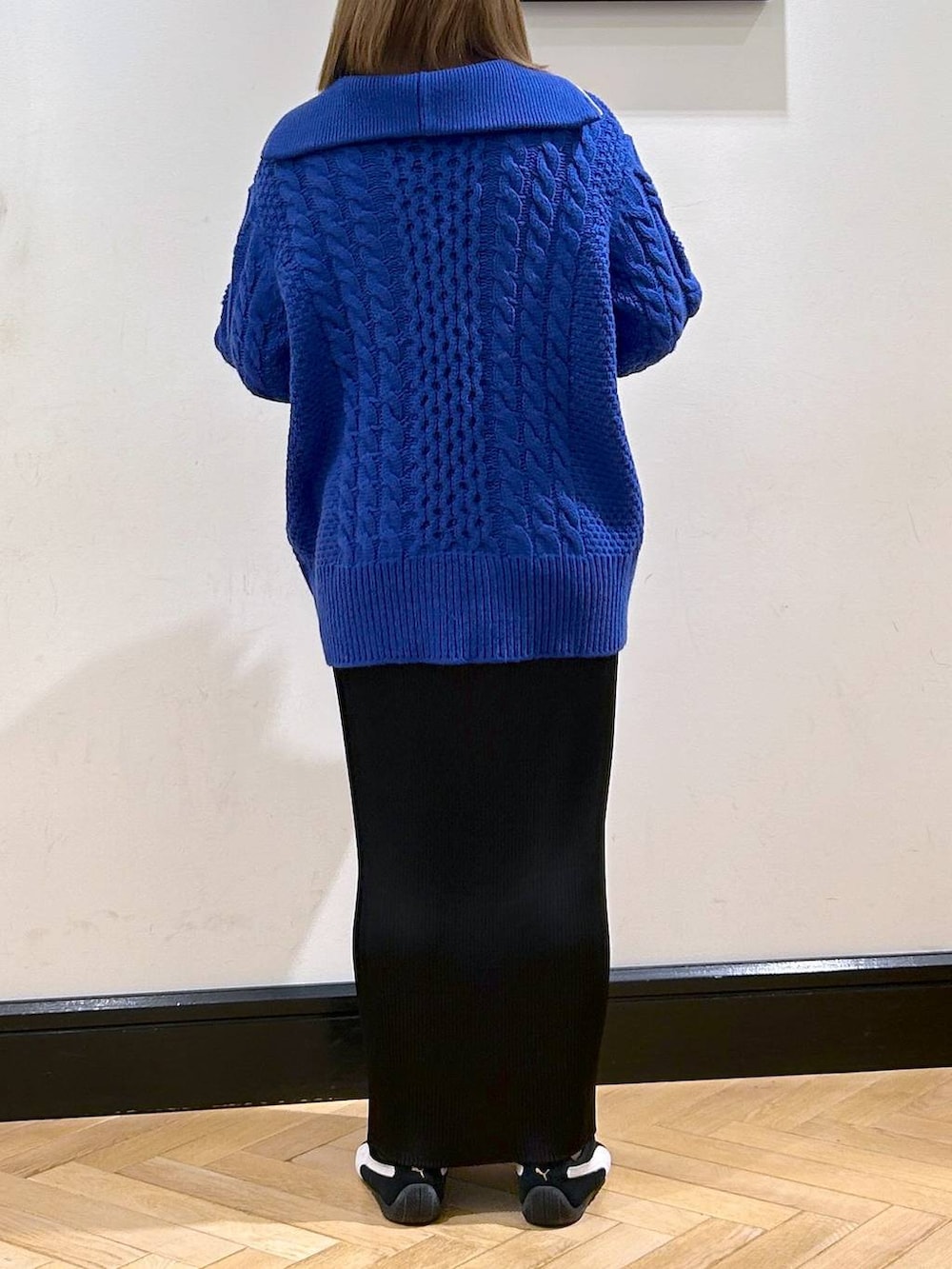 ブラック系のスニーカー、ブラック系のスカートを着用したレディースの冬コーディネートの5枚目の写真