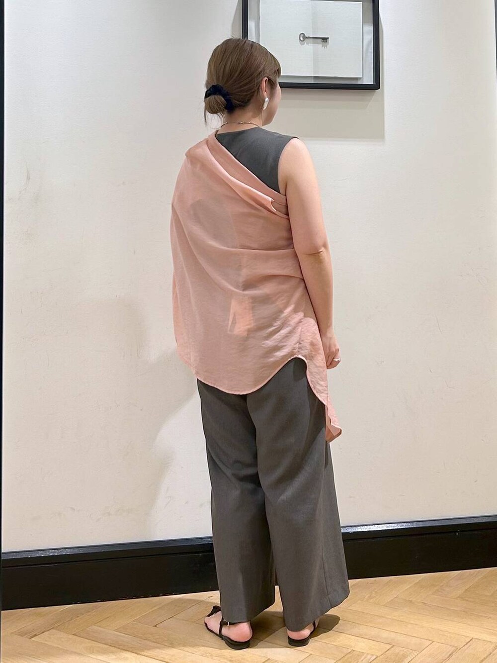ピンク系のシャツ/ブラウス、ブラウン系のサンダル、グレー系のつなぎ/オールインワンを着用したレディースの夏コーディネートの7枚目の写真