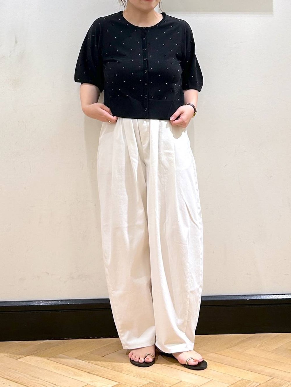 「ナチュラル、きれいめ、apart by lowrys、夏コーデ、カーディガン、ニット、接触冷感、パンツ、サンダル、お仕事コーデ_apart by lowrys、カジュアル」｜「A part byの【セレクト】NICOLAS LAINAS_メタルポイントサンダル（サンダル、ブラック系）」を使った、seさん（レディース・157cm）の夏コーディネートの8枚目の写真