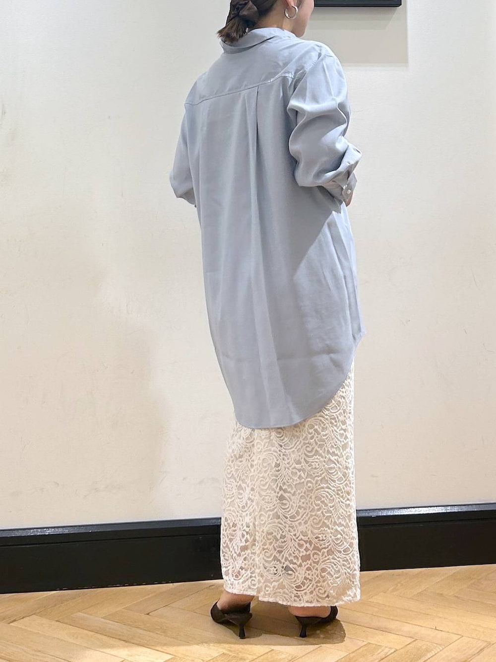 ブラウン系のパンプス、ホワイト系のスカート、ブルー系のシャツワンピースを着用したレディースの秋コーディネートの6枚目の写真