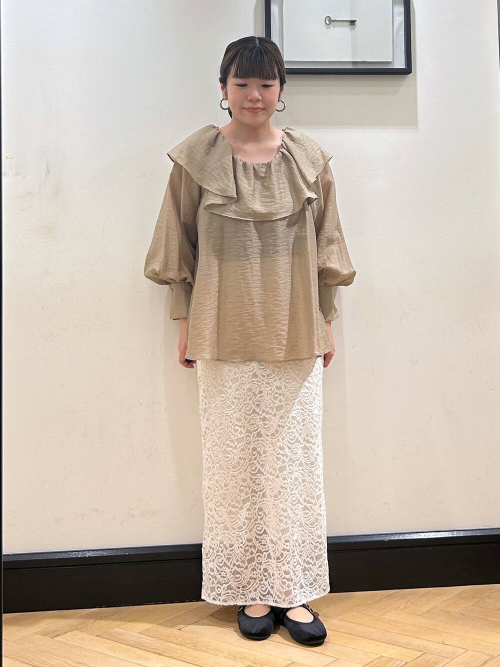 ホワイト系のスカート、ブラック系のバレエシューズを着用したレディースの秋コーディネートの4枚目の写真