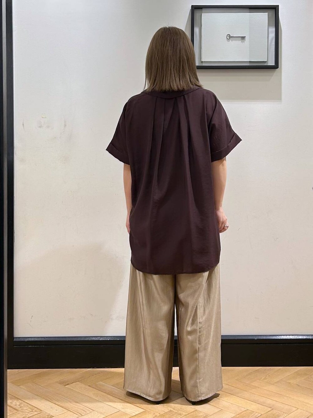 ブラウン系のシャツ/ブラウス、ブラック系のパンプス、ブラック系のハンドバッグを着用したレディースの夏コーディネートの8枚目の写真