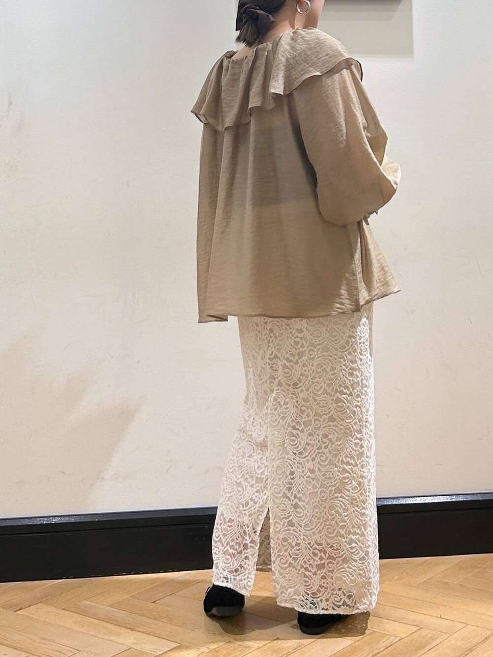 ホワイト系のスカート、ブラック系のバレエシューズを着用したレディースの秋コーディネートの5枚目の写真