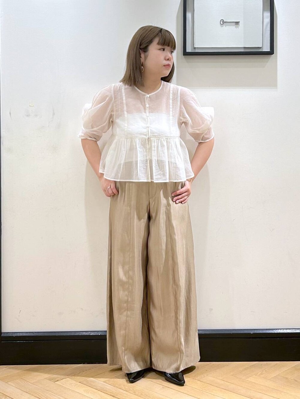 ブラック系のパンプス、ホワイト系のタンクトップ、ホワイト系のシャツ/ブラウスを着用したレディースの夏コーディネートの4枚目の写真