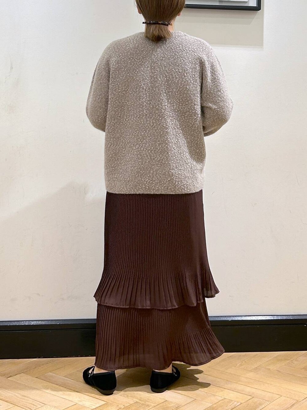 ブラウン系のスカート、ベージュ系のカーディガン/ボレロ、ブラック系のバレエシューズを着用したレディースの秋コーディネートの7枚目の写真