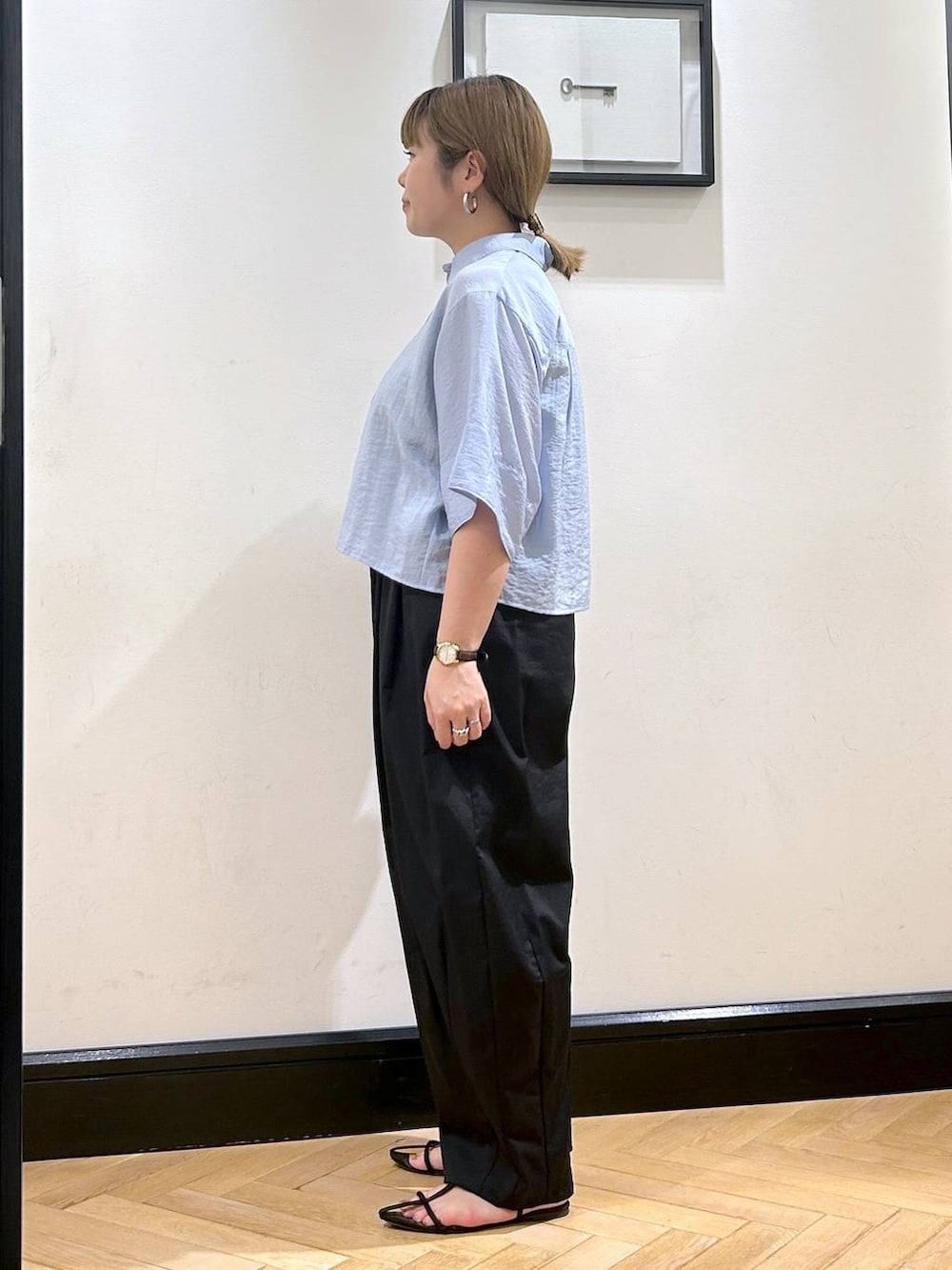 「apart by lowrys、ベーシック/シンプル、夏コーデ、シャツ、パンツ、サンダル、カジュアル、カジュアルコーデ、お仕事コーデ_apart by lowrys、ナチュラル、きれいめ」｜「A part byのクロスフラットサンダル（サンダル、ブラウン系）」を使った、seさん（レディース・157cm）の夏コーディネートの6枚目の写真