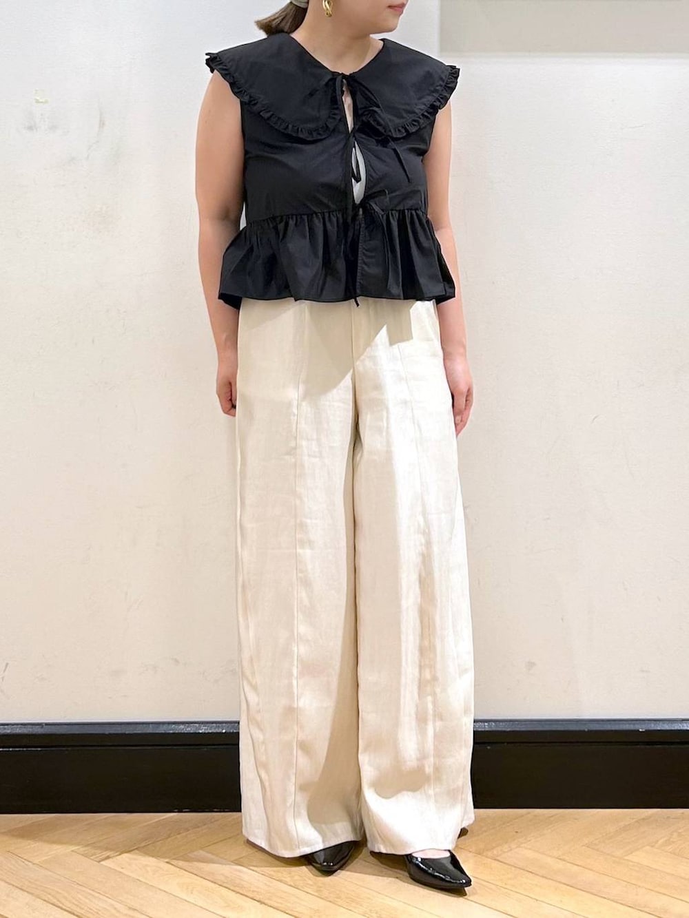 ブラック系のパンプス、ブラック系のシャツ/ブラウス、ホワイト系のキャミソールを着用したレディースの夏コーディネートの8枚目の写真