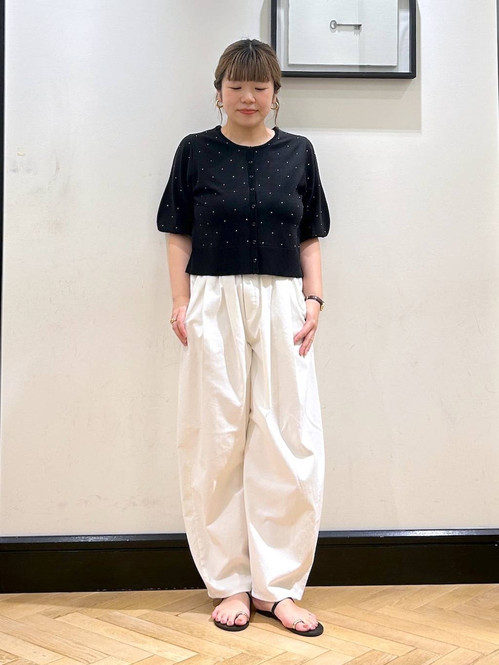 「ナチュラル、きれいめ、apart by lowrys、夏コーデ、カーディガン、ニット、接触冷感、パンツ、サンダル、お仕事コーデ_apart by lowrys、カジュアル」｜「A part byの【セレクト】NICOLAS LAINAS_メタルポイントサンダル（サンダル、ブラック系）」を使った、seさん（レディース・157cm）の夏コーディネートの3枚目の写真