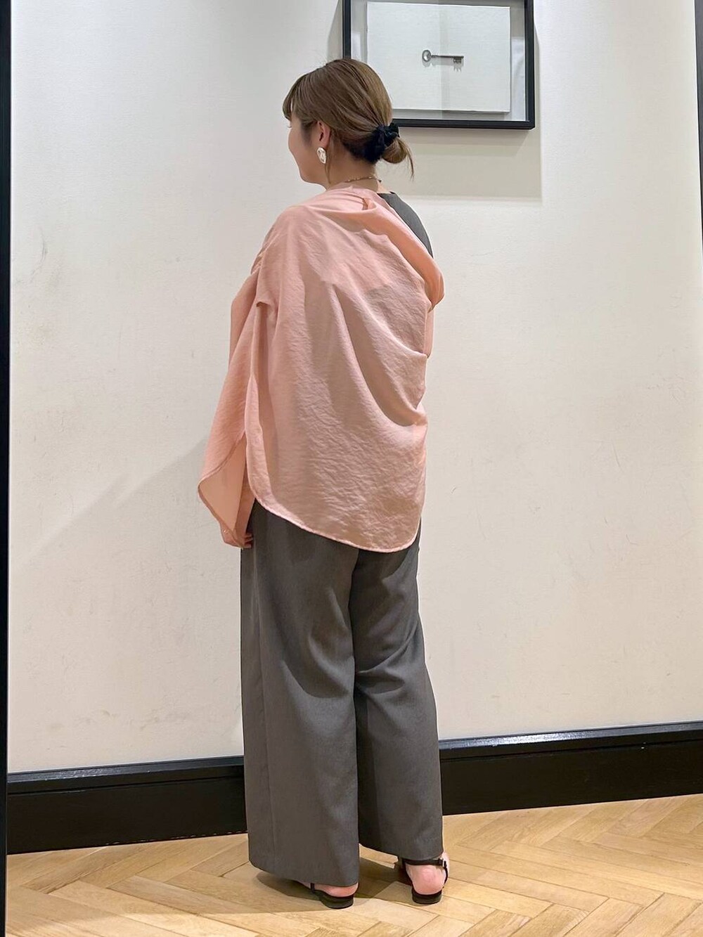 ピンク系のシャツ/ブラウス、ブラウン系のサンダル、グレー系のつなぎ/オールインワンを着用したレディースの夏コーディネートの6枚目の写真