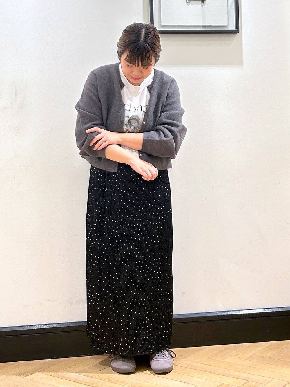 グレー系のカーディガン/ボレロ、その他のスカート、グレー系のスニーカーを着用したレディースの秋コーディネートの3枚目の写真