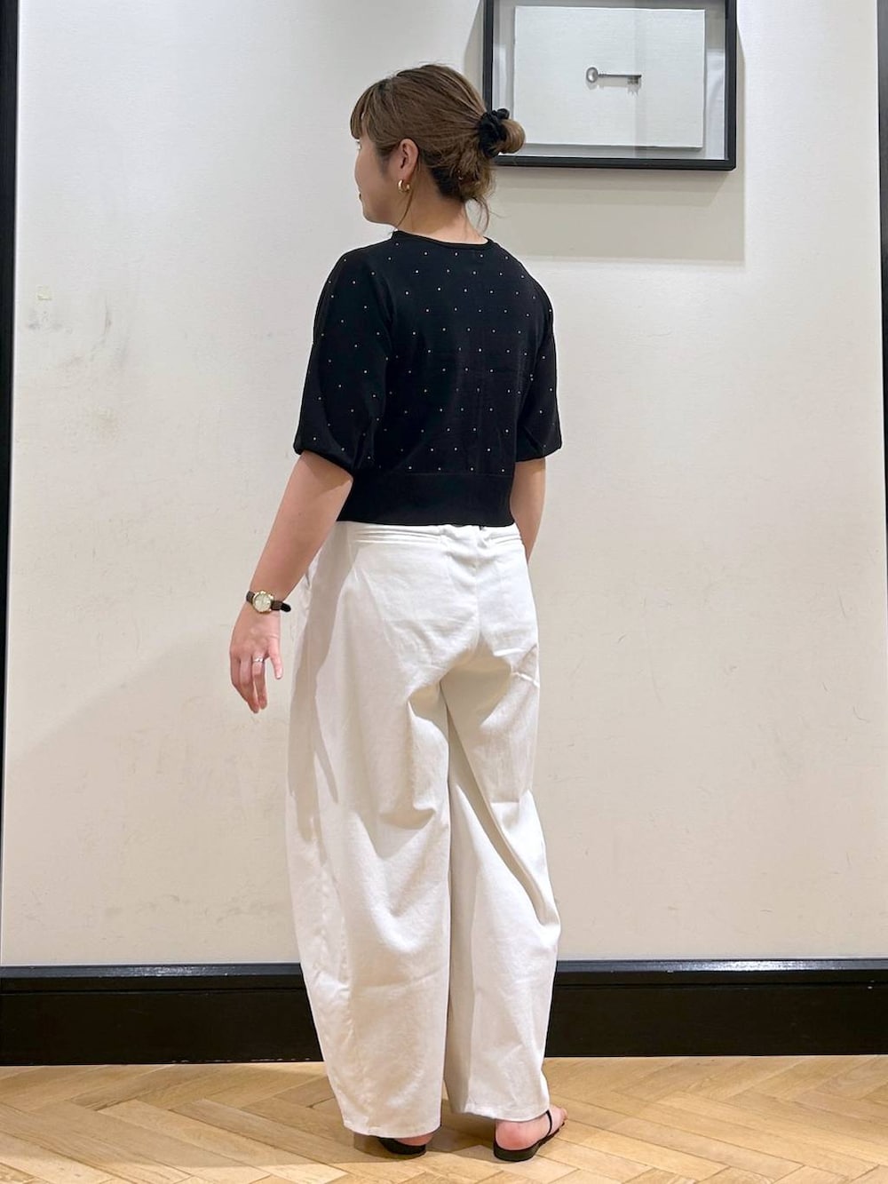「ナチュラル、きれいめ、apart by lowrys、夏コーデ、カーディガン、ニット、接触冷感、パンツ、サンダル、お仕事コーデ_apart by lowrys、カジュアル」｜「A part byの【セレクト】NICOLAS LAINAS_メタルポイントサンダル（サンダル、ブラック系）」を使った、seさん（レディース・157cm）の夏コーディネートの6枚目の写真