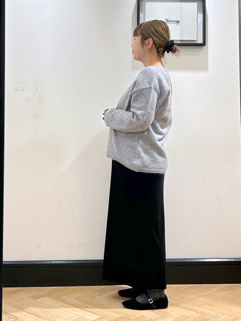 グレー系のニット/セーター、ブラック系のワンピースを着用したレディースの冬コーディネートの5枚目の写真