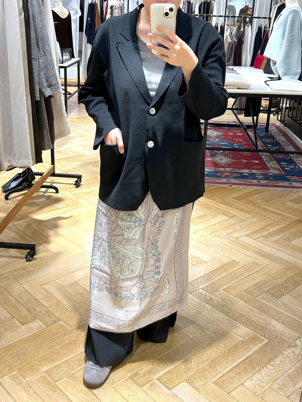 グレー系のスニーカー、ブラック系のパンツドレス、グレー系のTシャツ/カットソーを着用したレディースの秋コーディネートの4枚目の写真