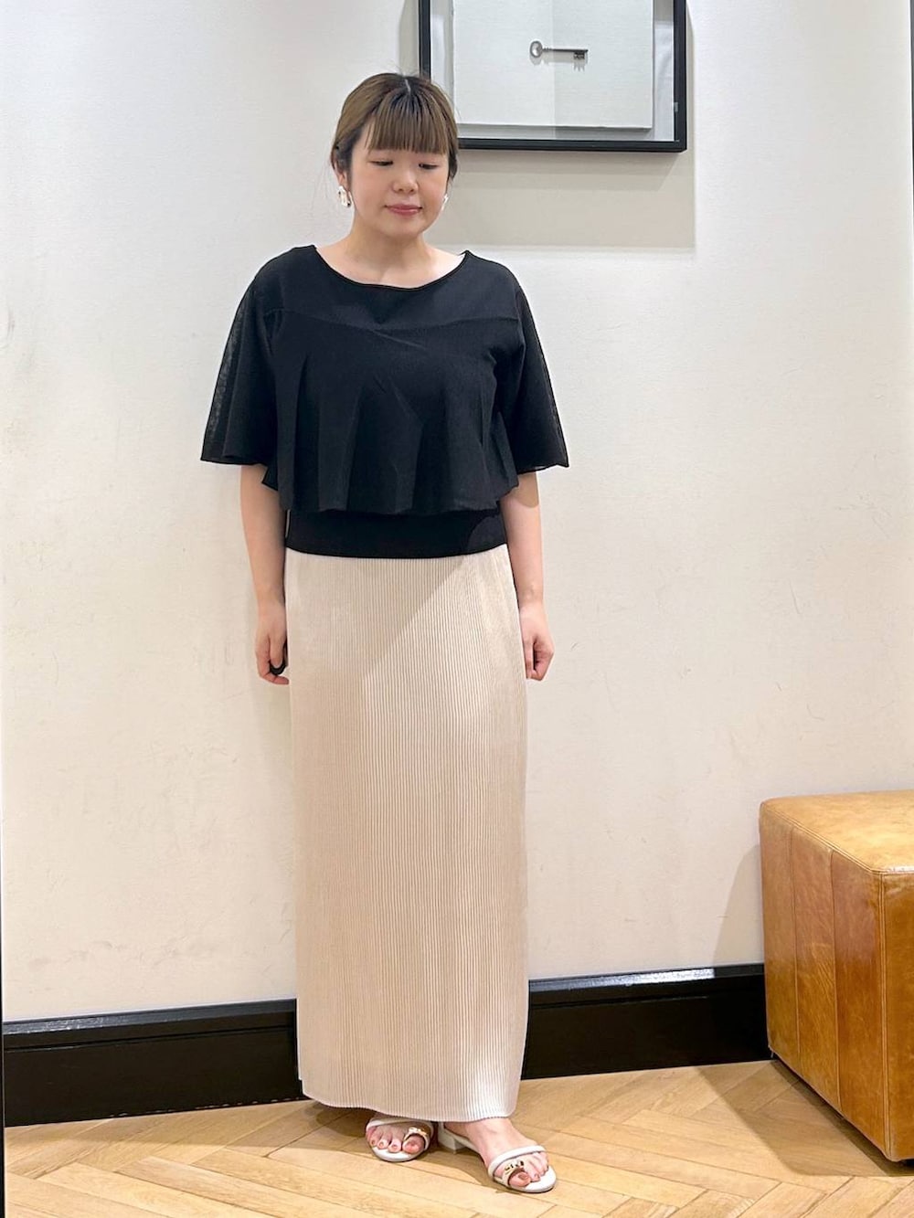 「ナチュラル、きれいめ、apart by lowrys、夏コーデ、お仕事コーデ_apart by lowrys、ニット、スカート、サンダル」｜「A part byのプリーツイージータイトスカート2（スカート、ホワイト系）」を使った、seさん（レディース・157cm）の夏コーディネートの3枚目の写真