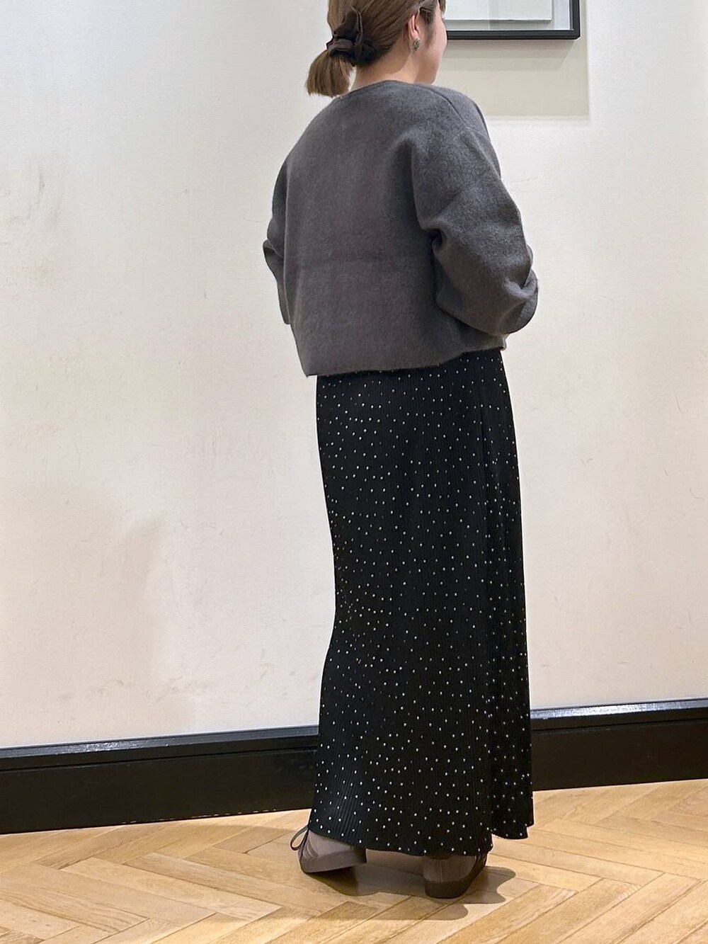 グレー系のカーディガン/ボレロ、その他のスカート、グレー系のスニーカーを着用したレディースの秋コーディネートの9枚目の写真