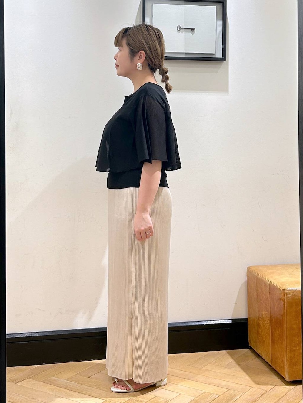 「ナチュラル、きれいめ、apart by lowrys、夏コーデ、お仕事コーデ_apart by lowrys、ニット、スカート、サンダル」｜「A part byのプリーツイージータイトスカート2（スカート、ホワイト系）」を使った、seさん（レディース・157cm）の夏コーディネートの5枚目の写真