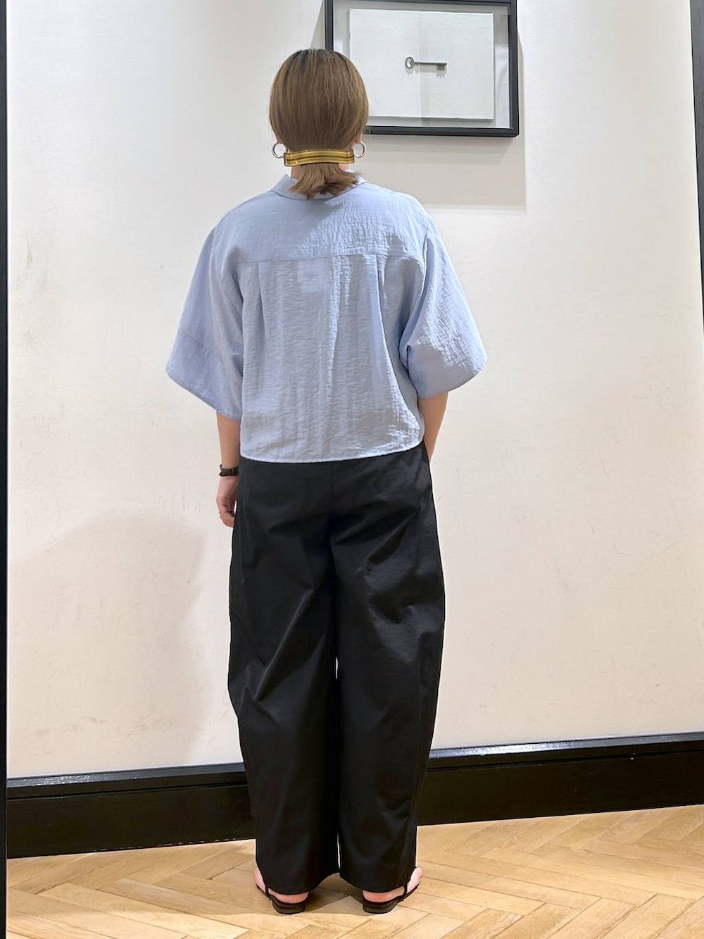 「apart by lowrys、ベーシック/シンプル、夏コーデ、シャツ、パンツ、サンダル、カジュアル、カジュアルコーデ、お仕事コーデ_apart by lowrys、ナチュラル、きれいめ」｜「A part byのクロスフラットサンダル（サンダル、ブラウン系）」を使った、seさん（レディース・157cm）の夏コーディネートの7枚目の写真