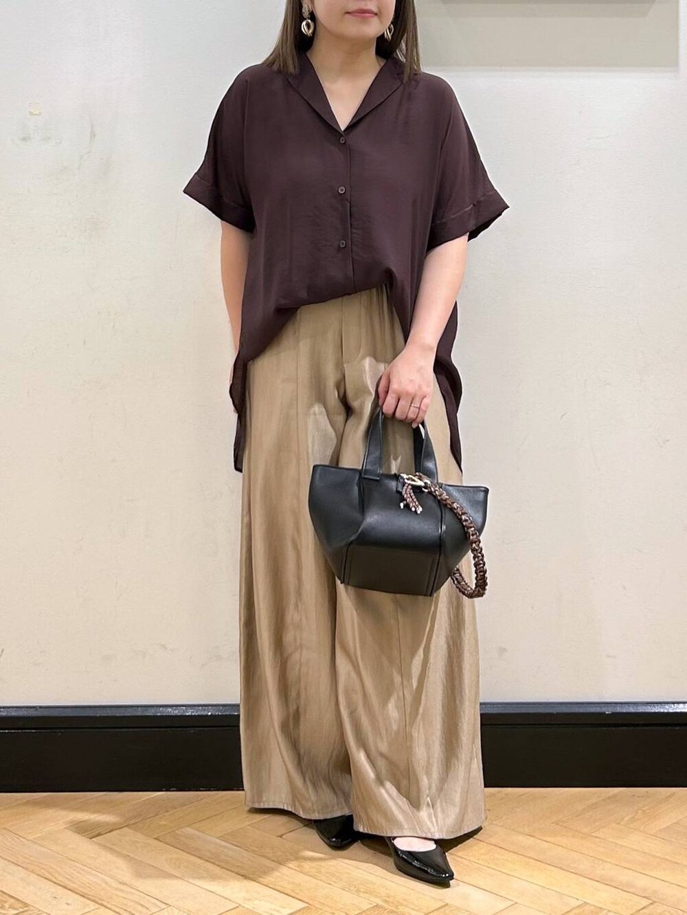 ブラウン系のシャツ/ブラウス、ブラック系のパンプス、ブラック系のハンドバッグを着用したレディースの夏コーディネートの5枚目の写真