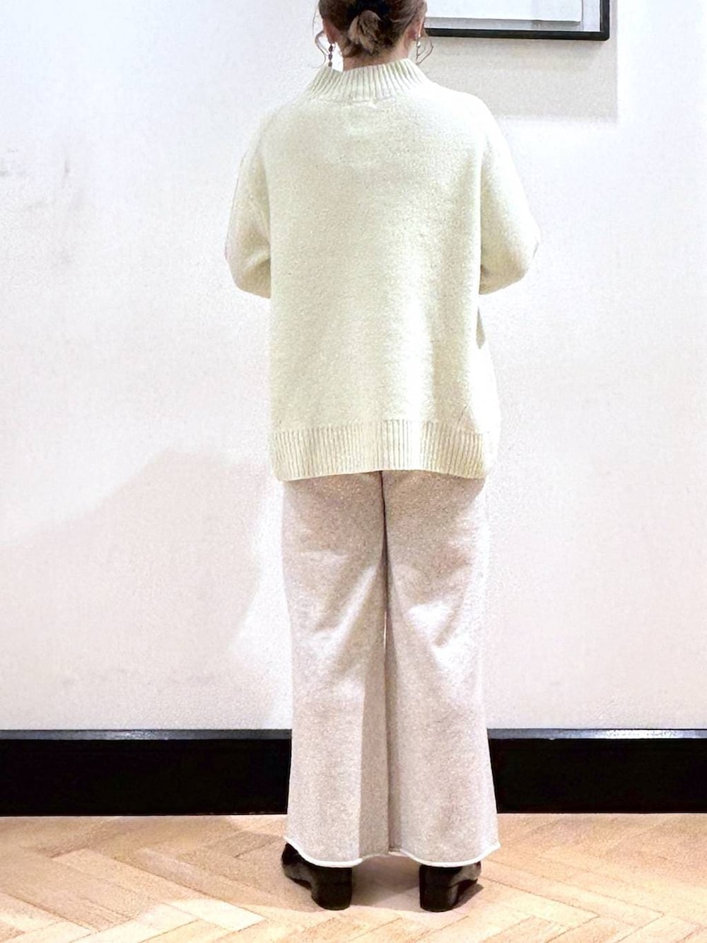 ブラック系のローファー、イエロー系のニット/セーター、ブラック系のショルダーバッグを着用したレディースの冬コーディネートの7枚目の写真