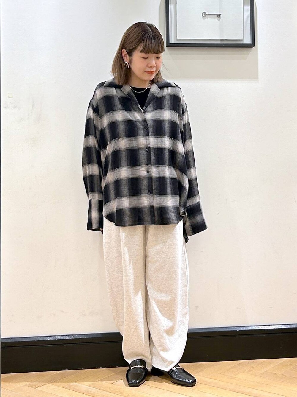 ブラック系のローファー、ブラック系のトートバッグ、グレー系のスウェットパンツを着用したレディースの夏コーディネートの6枚目の写真