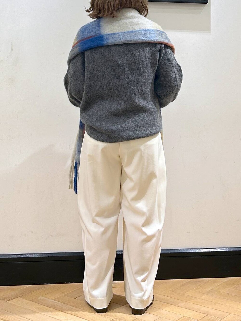 ホワイト系のスラックス、ブラウン系のローファー、グレー系のニット/セーターを着用したレディースの秋コーディネートの8枚目の写真