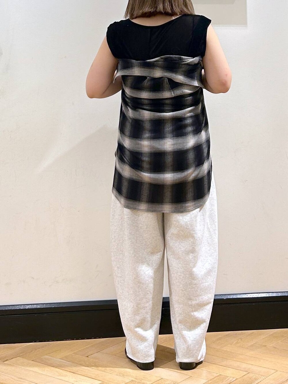 ブラック系のローファー、グレー系のスウェットパンツ、ブラック系のTシャツ/カットソーを着用したレディースの夏コーディネートの8枚目の写真