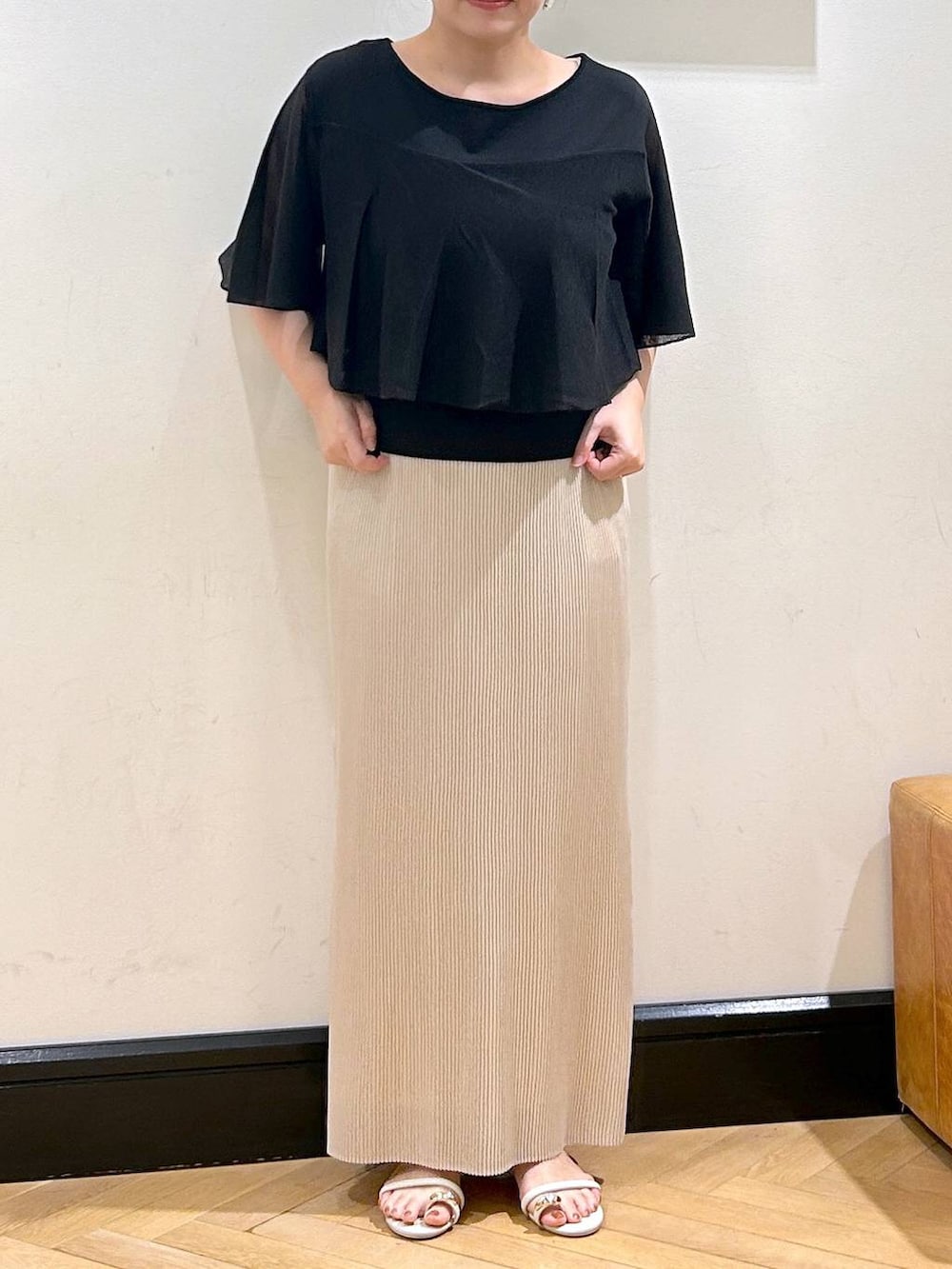 「ナチュラル、きれいめ、apart by lowrys、夏コーデ、お仕事コーデ_apart by lowrys、ニット、スカート、サンダル」｜「A part byのプリーツイージータイトスカート2（スカート、ホワイト系）」を使った、seさん（レディース・157cm）の夏コーディネートの4枚目の写真