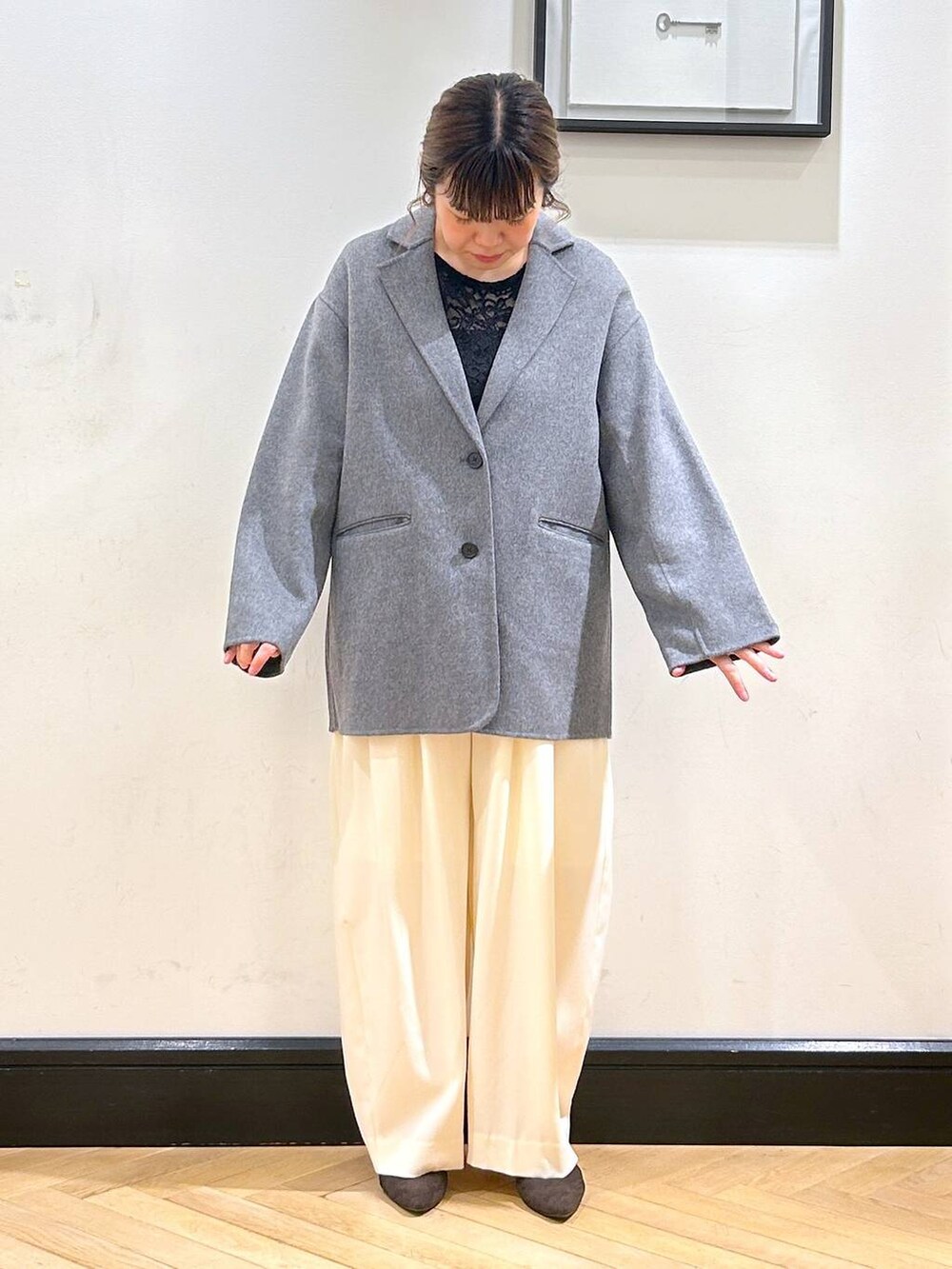 ホワイト系のスラックス、ブラウン系のパンプス、ブラック系のTシャツ/カットソーを着用したレディースの秋コーディネートの9枚目の写真