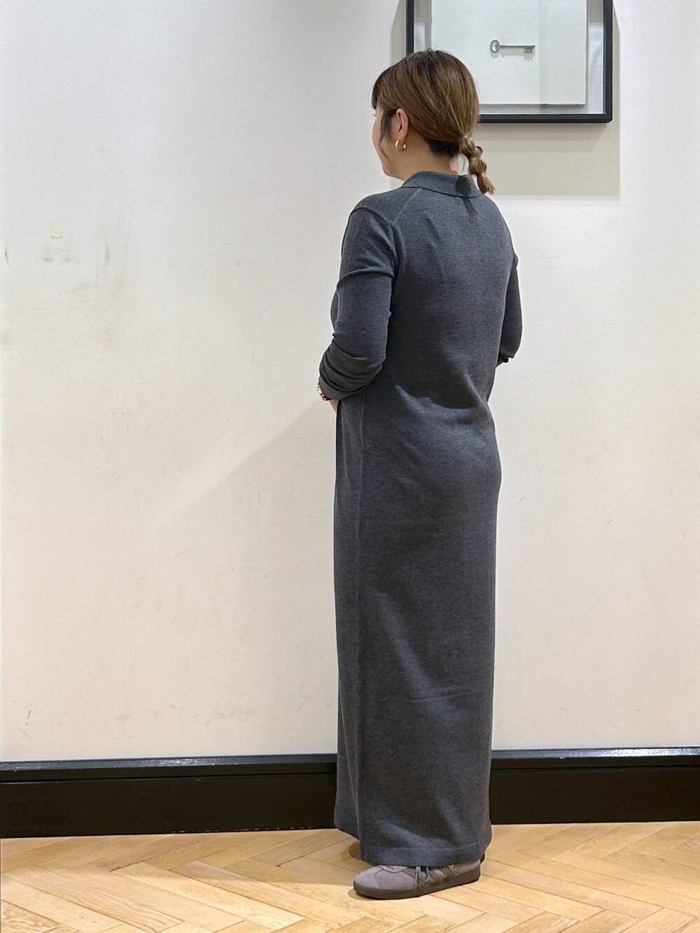 グレー系のスニーカー、ホワイト系のトートバッグ、グレー系のワンピースを着用したレディースの秋コーディネートの8枚目の写真