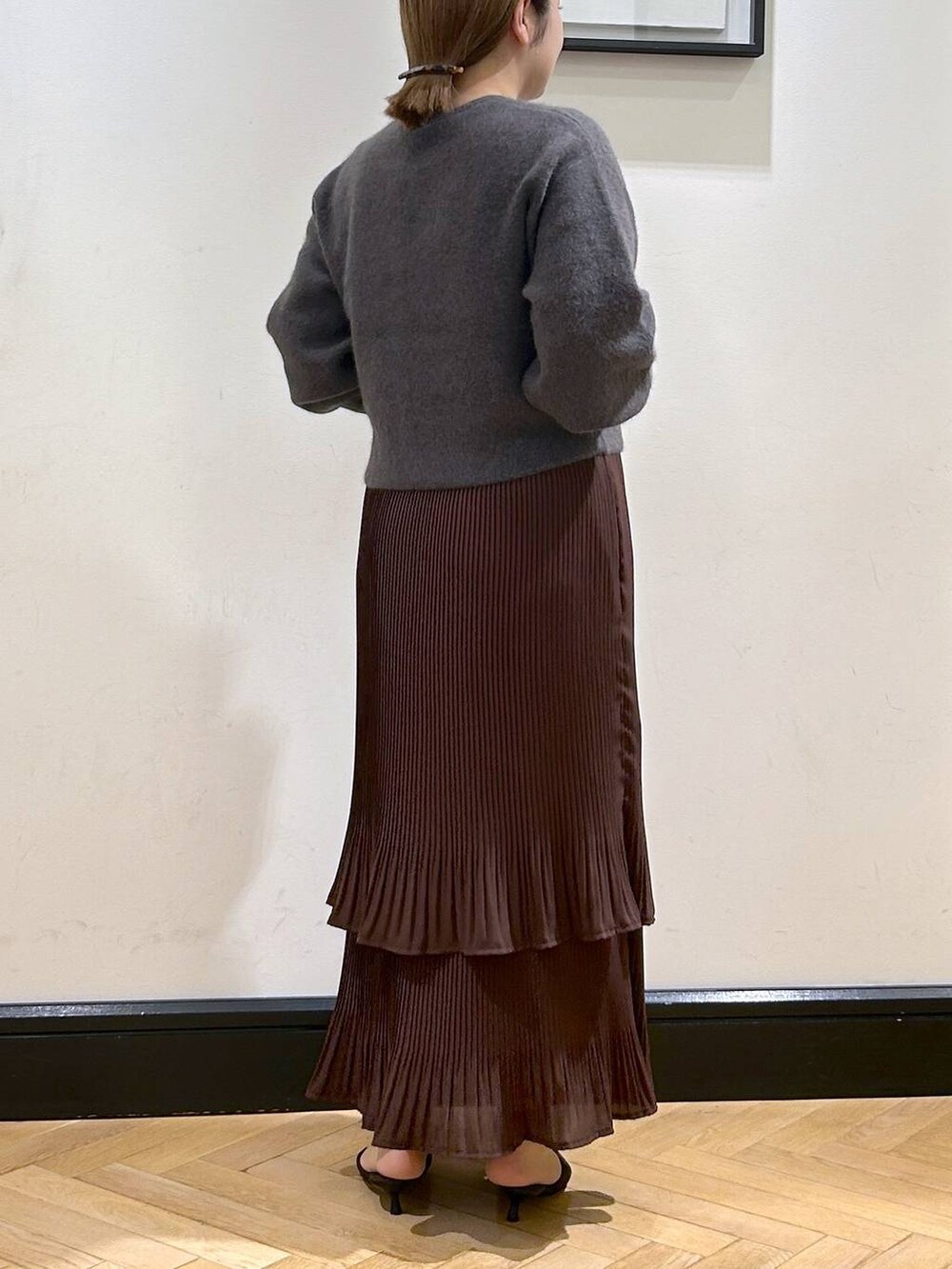 ブラウン系のスカート、グレー系のカーディガン/ボレロ、ブラウン系のパンプスを着用したレディースの秋コーディネートの7枚目の写真