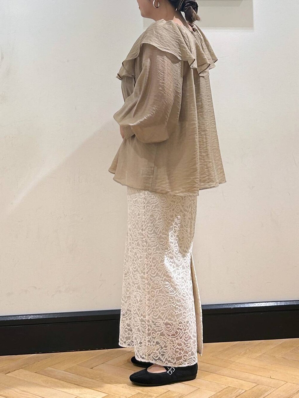 ホワイト系のスカート、ブラック系のバレエシューズを着用したレディースの秋コーディネートの7枚目の写真