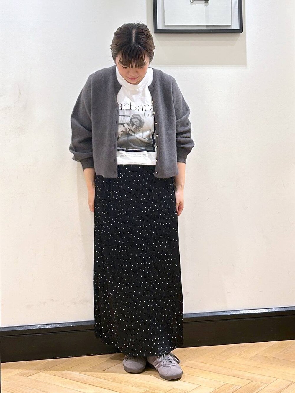 グレー系のカーディガン/ボレロ、その他のスカート、グレー系のスニーカーを着用したレディースの秋コーディネートの4枚目の写真