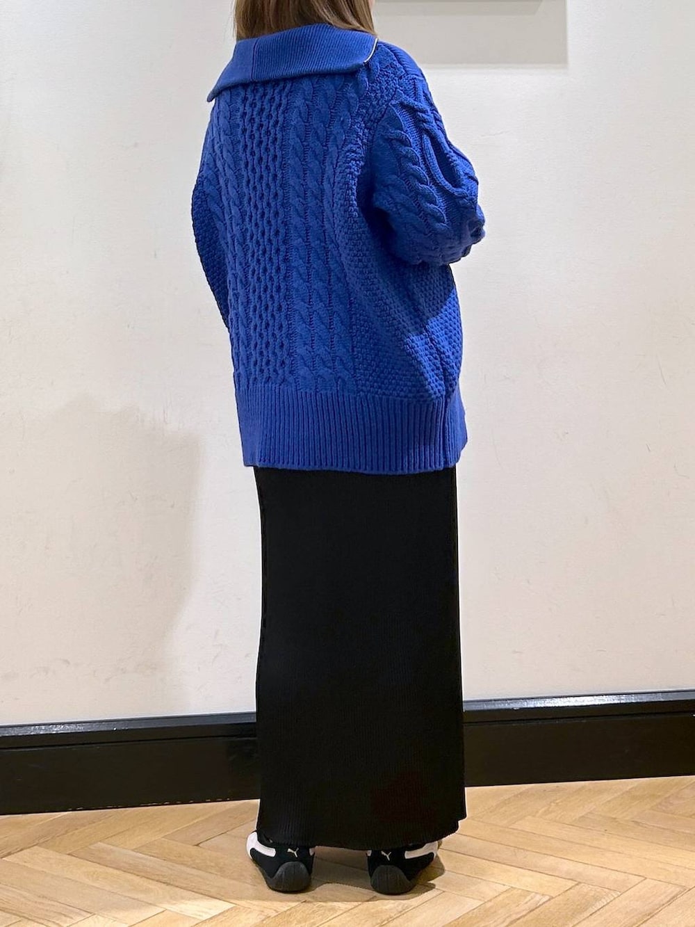 ブラック系のスニーカー、ブラック系のスカートを着用したレディースの冬コーディネートの6枚目の写真