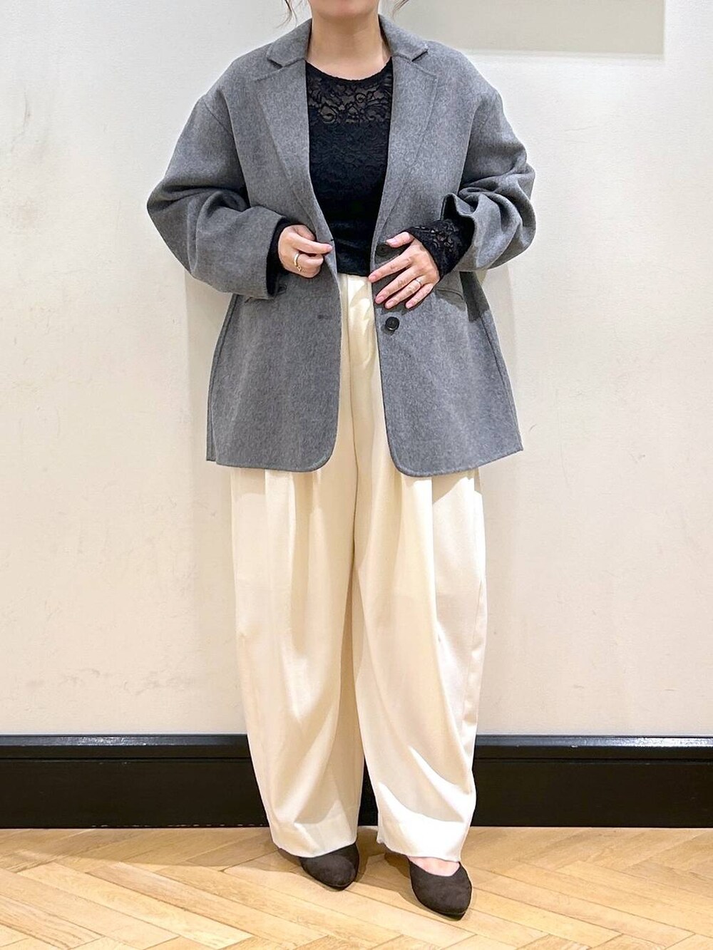 ホワイト系のスラックス、ブラウン系のパンプス、ブラック系のTシャツ/カットソーを着用したレディースの秋コーディネートの7枚目の写真