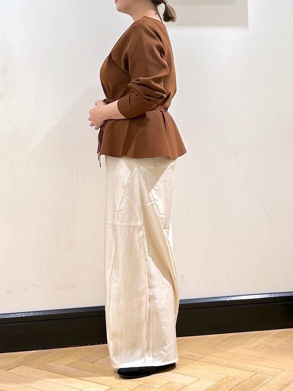 ホワイト系のその他パンツ、ブラック系のバレエシューズ、ブラウン系のカーディガン/ボレロを着用したレディースの秋コーディネートの6枚目の写真