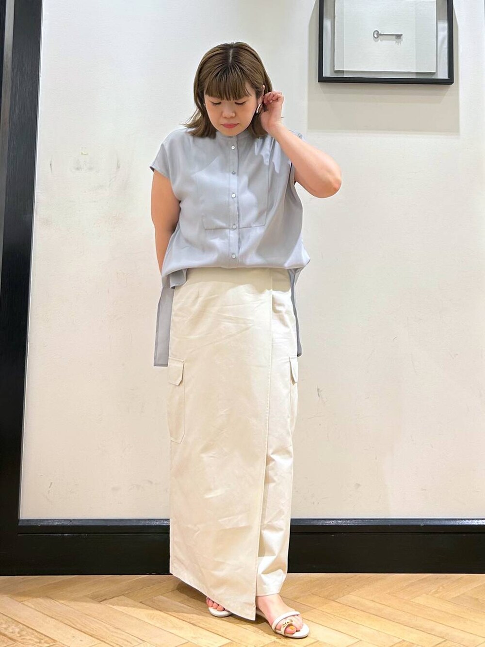 ホワイト系のサンダル、ブルー系のシャツ/ブラウス、ホワイト系のスカートを着用したレディースの夏コーディネートの5枚目の写真