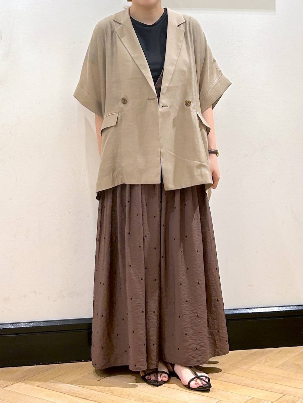 「apart by lowrys、夏コーデ、ジャケット、ワンピース、サンダル、お出かけコーデ、デートコーデ、旅行、きれいめ、ナチュラル」｜「A part byのクロスフラットサンダル（サンダル、ブラウン系）」を使った、seさん（レディース・157cm）の夏コーディネートの9枚目の写真