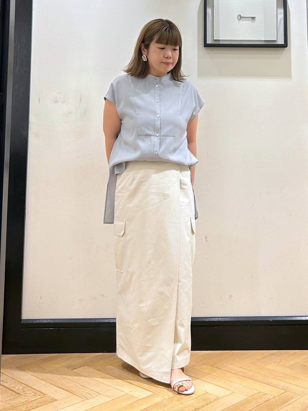 ホワイト系のサンダル、ブルー系のシャツ/ブラウス、ホワイト系のスカートを着用したレディースの夏コーディネートの6枚目の写真