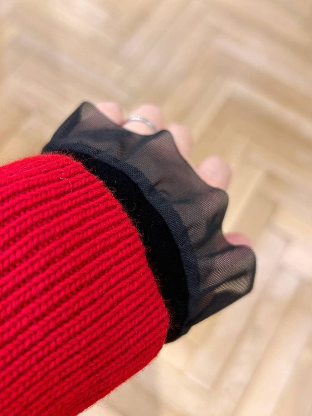 レッド系のカーディガン/ボレロ、ブラック系のワンピースを着用したレディースの秋コーディネートの7枚目の写真