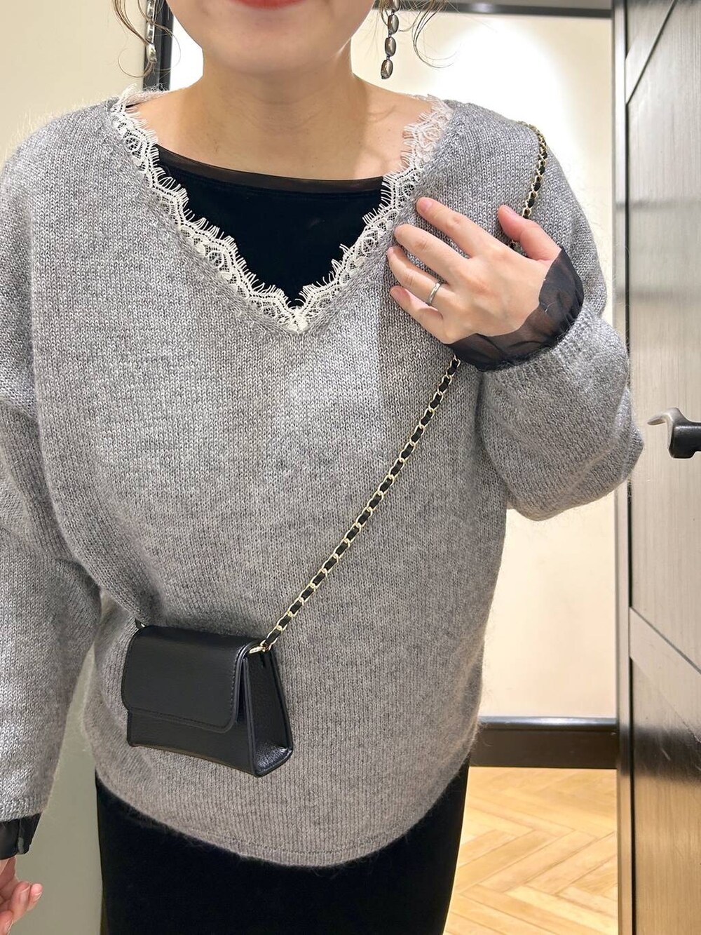 グレー系のニット/セーター、ブラック系のワンピースを着用したレディースの冬コーディネートの8枚目の写真